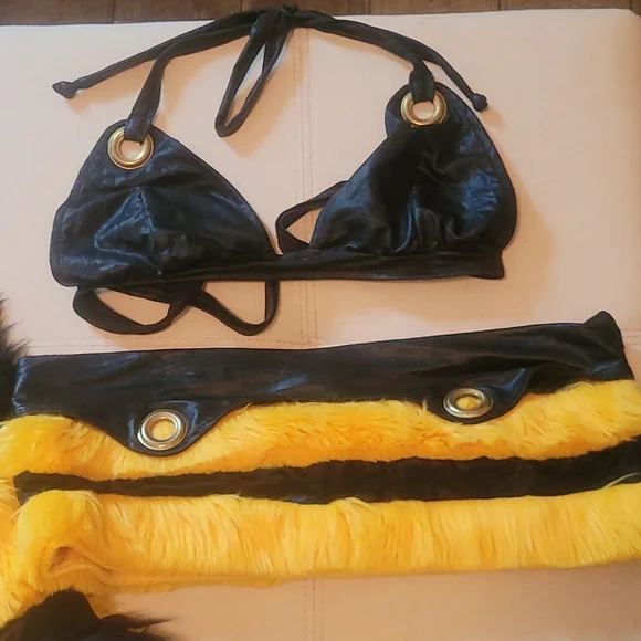 Sexiest bee costume ever! - Picture 4 of 7